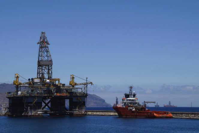 Illustration: A semi-submersible drilling rig and a supply vessel / Image source: Pexels
